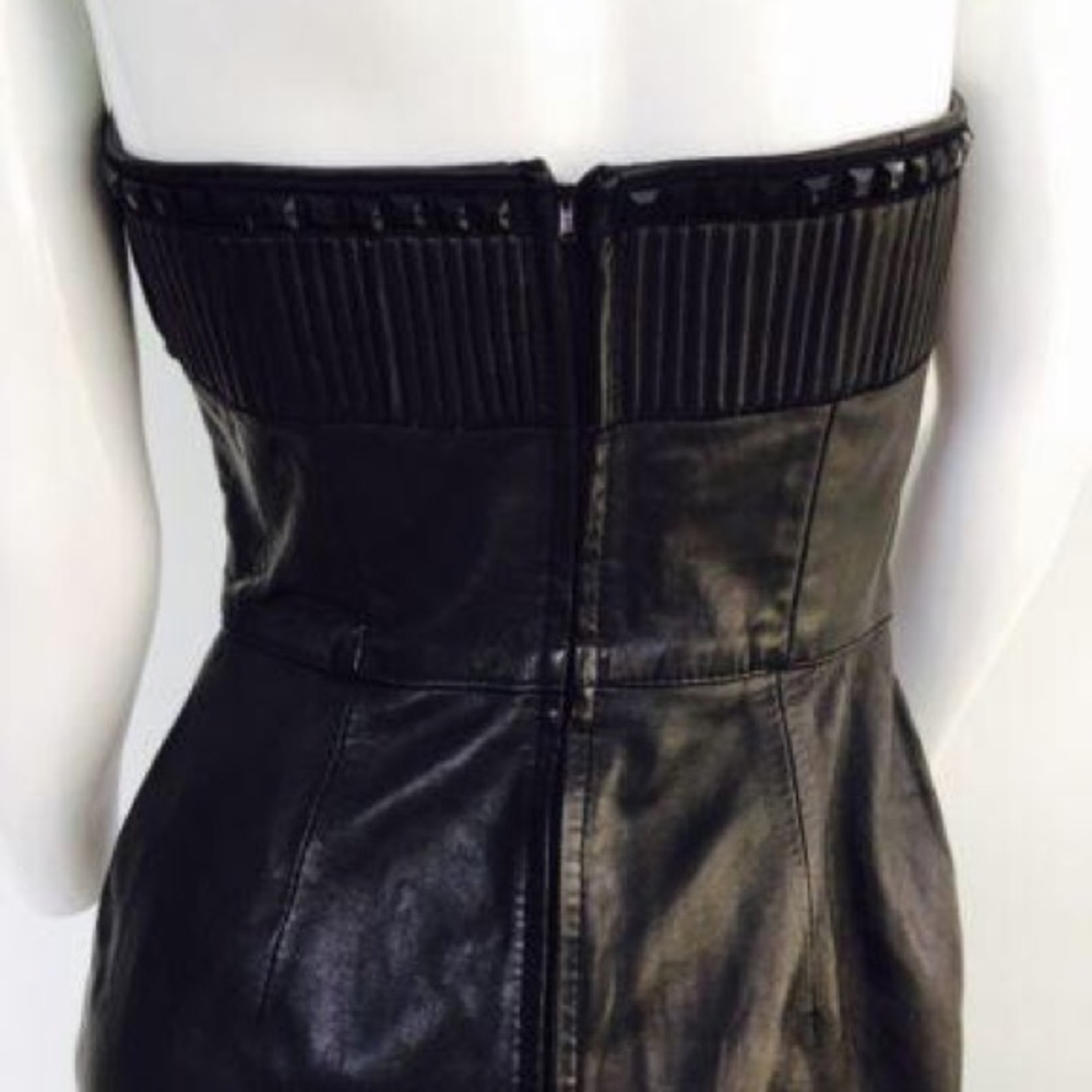Black leather strapless dress.
Features a sweetheart plunge cleavage. - Picture 9 of 11